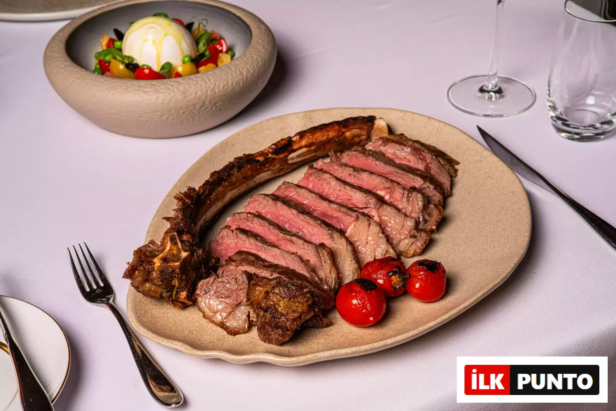 Kemikli tomahawk steak dilimleri ve köz domates, JW Steakhouse 