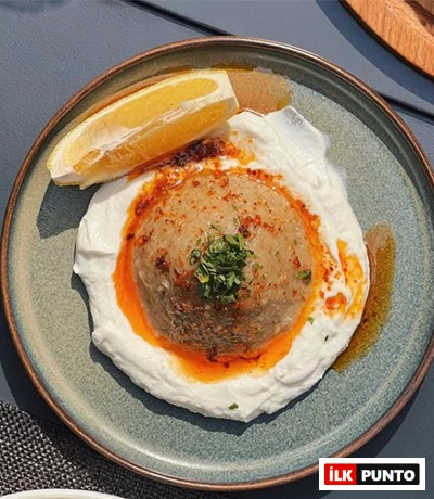 Müsaade Meyhane Kadıköy’de közlenmiş patlıcan ve yoğurt eşliğinde servis edilen özel meze tabağı