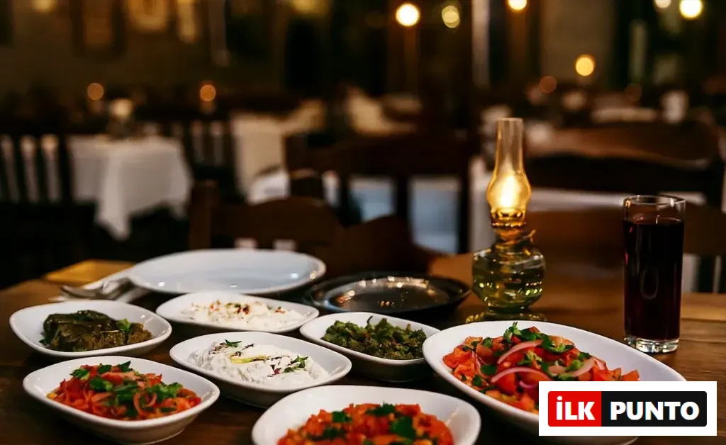 İstanbul’un en iyi meyhanelerinde rakı sofralarını süsleyen renkli meze çeşitleri ve nostaljik atmosferi yansıtan bir masa düzeni.