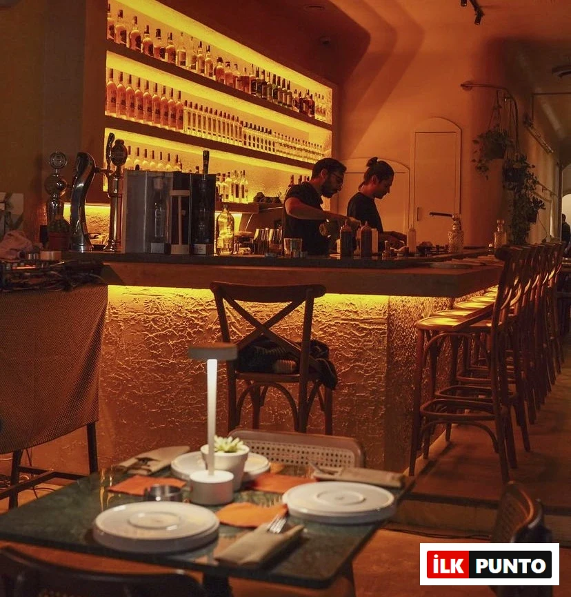 Zest Society Caddebostan – loş ışıklı bar alanı ve şık oturma düzeni
