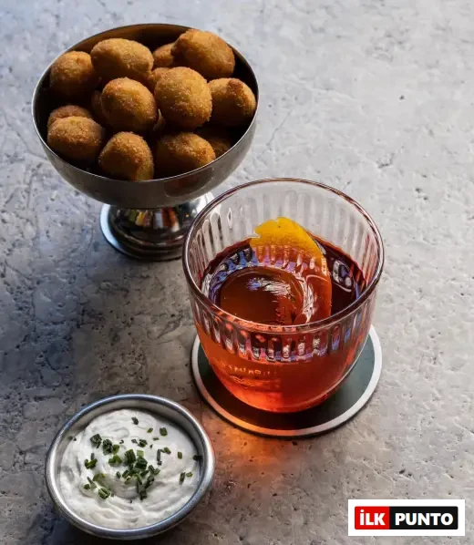 The Townhouse Suadiye – aperitif kokteyl, soslu atıştırmalık toplar ve dip sos sunumu