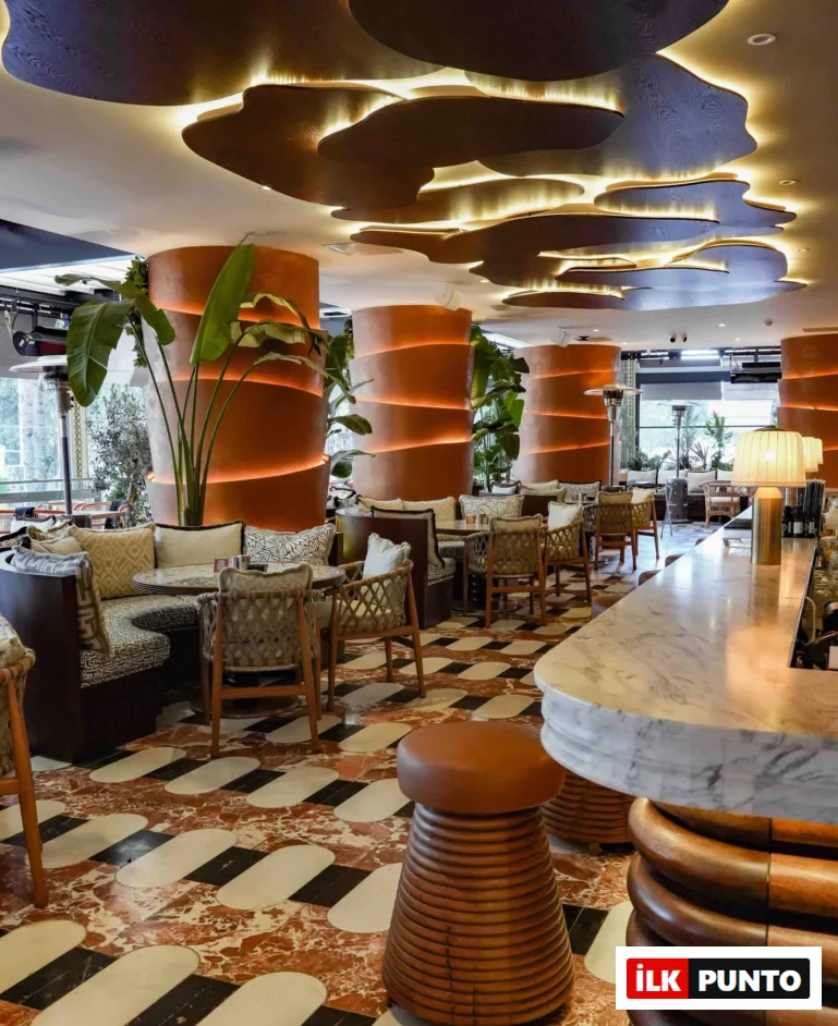 The One Suadiye – modern dekorasyonlu restoran iç mekânı ve oturma alanı