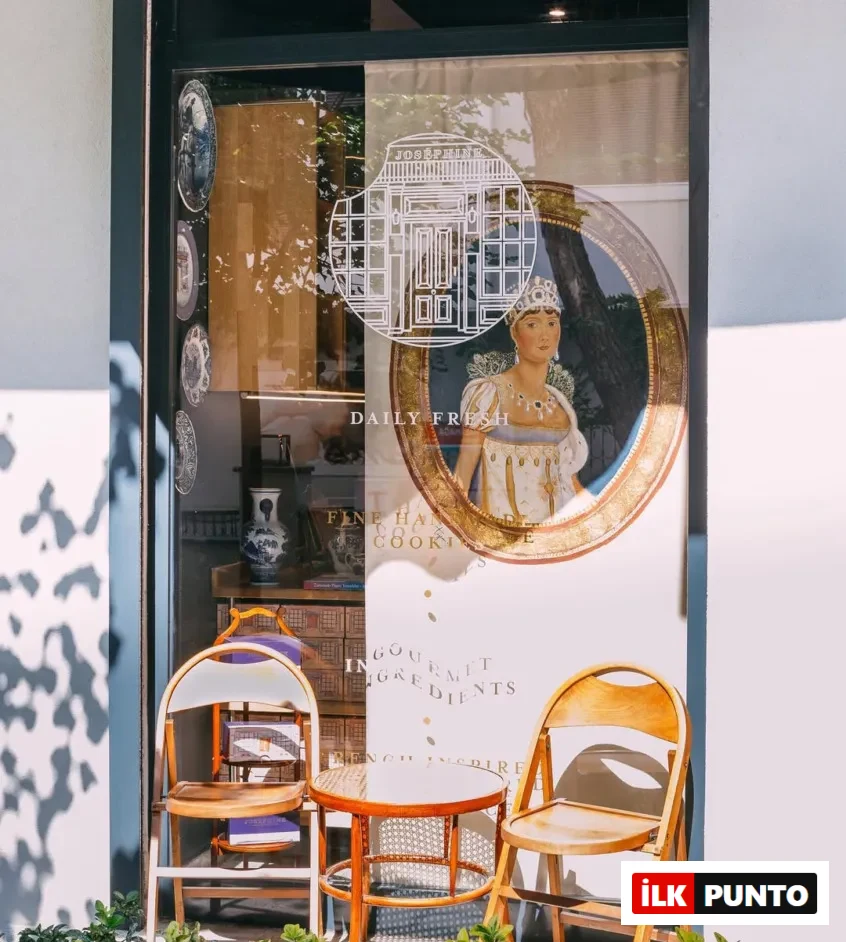 Suadiye'de bulunan Joséphine Cookies mağazasının vitrininden dış cephe görüntüsü. Dışarıda iki adet ahşap sandalye ve bir masa bulunuyor, vitrinde ise marka logosu ve