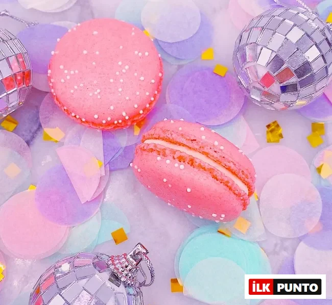 Disco topları ve konfetiyle süslenmiş pembe makaronlar – parti temalı makaron dekorasyonu