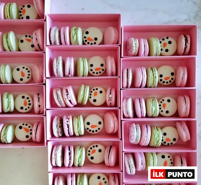 Pembe kutularda kardan adam desenli, yeşil ve pembe makaron çeşitleri – yılbaşı temalı makaron kutuları