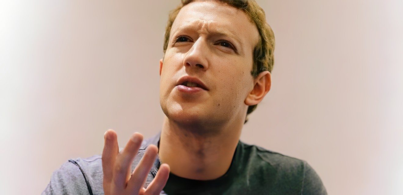 FACEBOOK'u ÜÇ ARKADIŞYLA BİRLİKTE KURDU! MARK ZUCKERBERG mark-zuckerberg.jpg