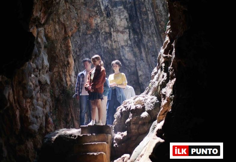 Masal Şatosu: Gizemli Misafir Film Konusu ve Oyuncuları