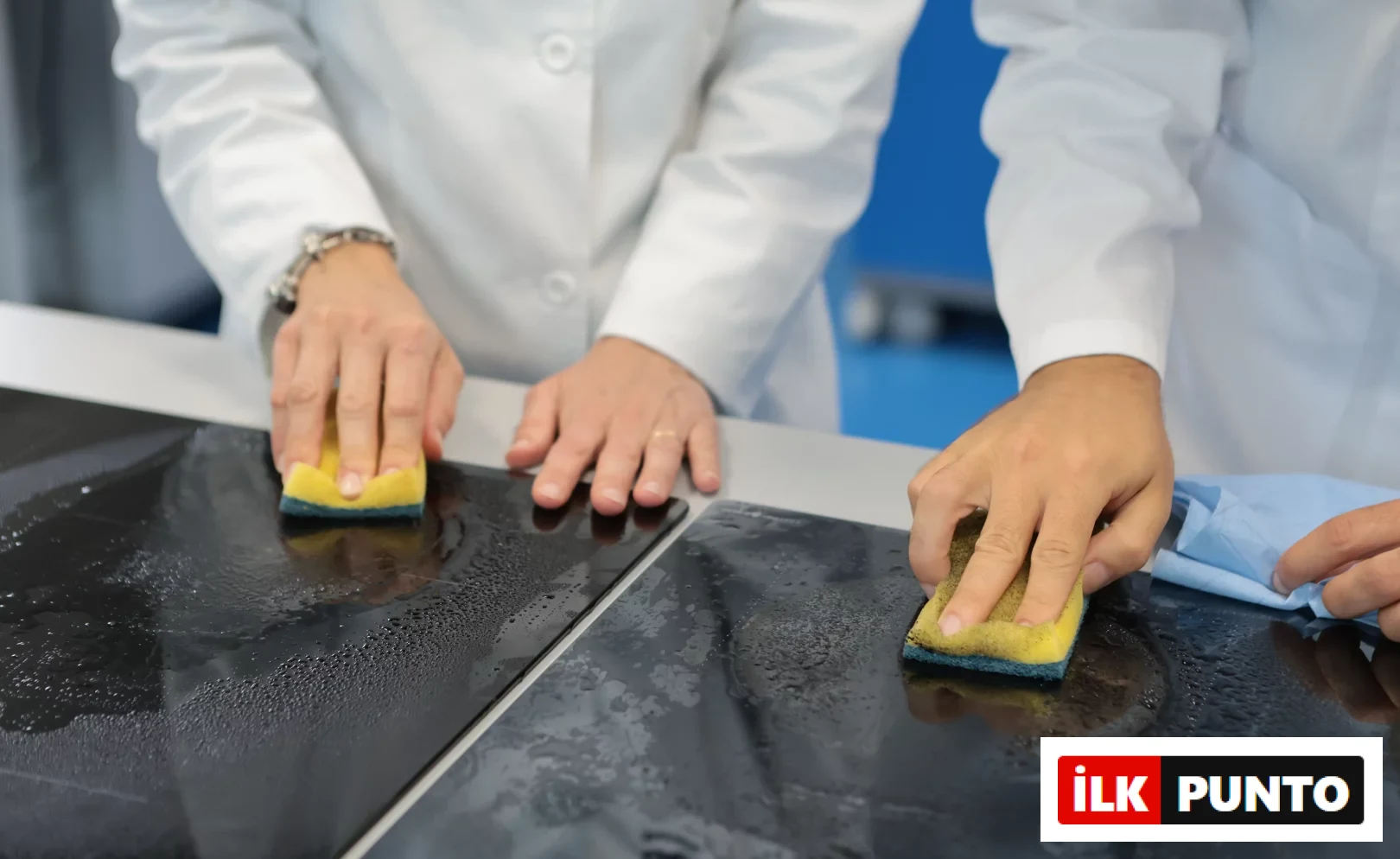 Food Tech Lab'de, beyaz önlüklü mühendisler, yeni nesil ankastre ocakların küresel rekabette üstünlük sağlaması için tasarlanan ileri mutfak teknolojilerinin dayanıklılık ve temizlenebilirlik özelliklerini özel süngerlerle titizlikle test ediyor.