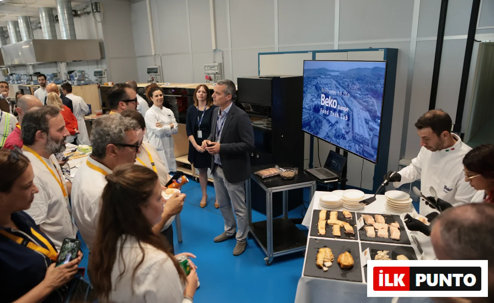 Cassinetta'daki Beko Europe Food Tech Lab'de, katılımcılar, markanın yapay zekâlı mutfak teknolojileri ile hazırlanmış yenilikçi yemek örneklerini tadarken, sunum eşliğinde Arçelik'in küresel rekabetteki stratejilerini ve teknolojik vizyonunu keşfediyor.