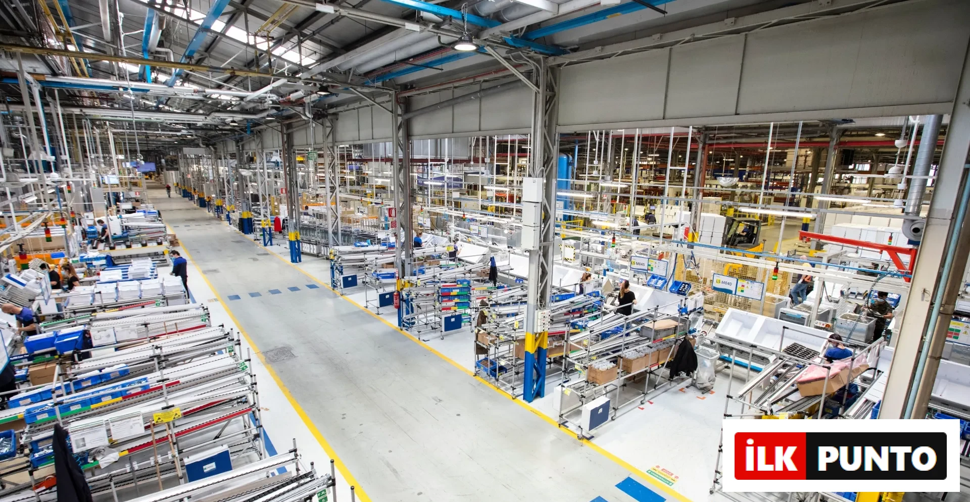 Türkiye'nin Ar-Ge gücünü İtalya'nın tasarım mirasıyla birleştiren Arçelik ve Beko Europe'un Kuzey İtalya'daki Cassinetta fabrikasında, uzun montaj hatları boyunca beyaz eşya üretimi yapan çok sayıda çalışanın görüldüğü geniş ve modern bir üretim alanı, grubun küresel rekabetteki üretim ayak izini vurguluyor.