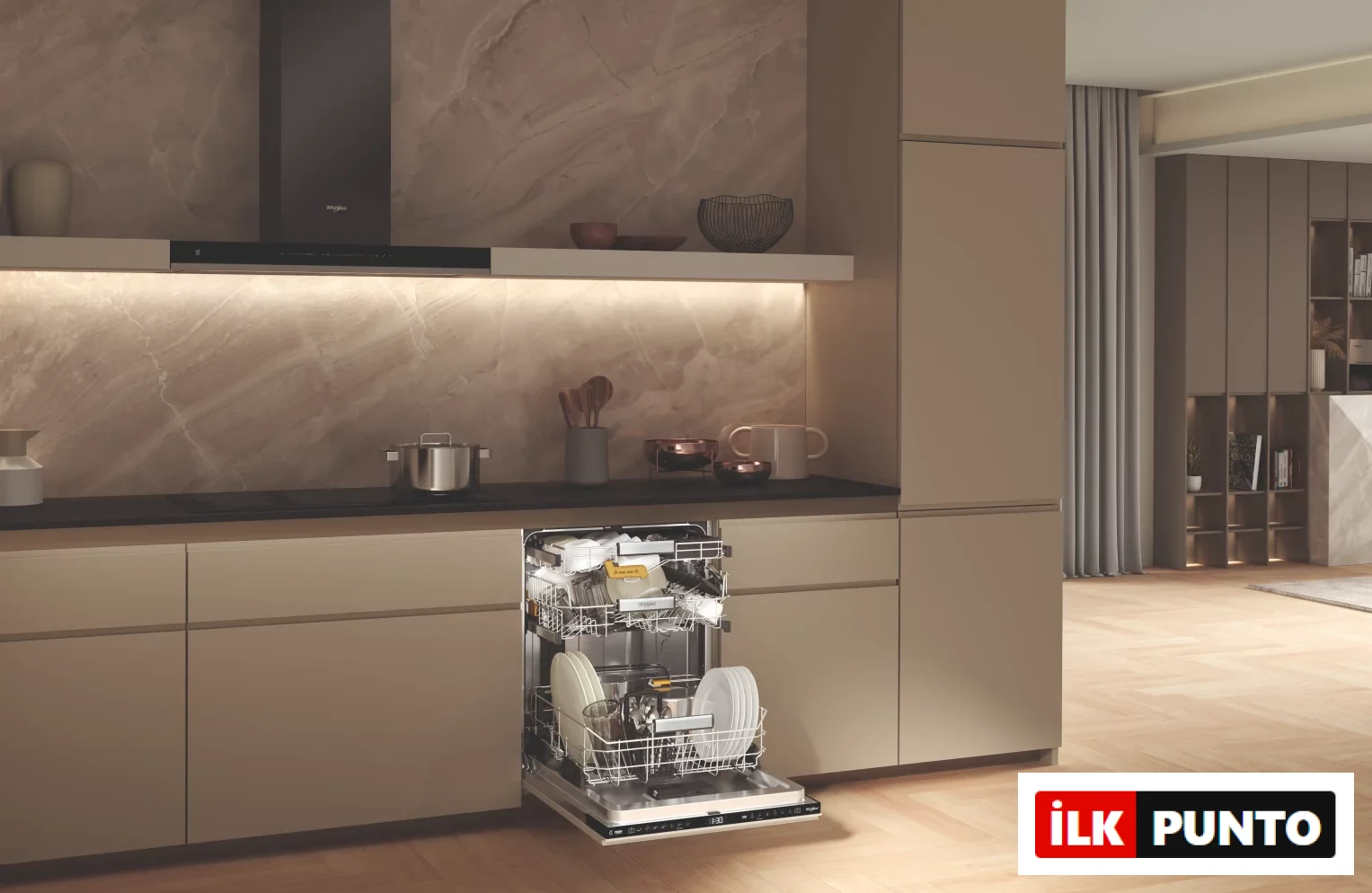 Modern ve premium bir mutfak ortamında, açık kapaklı ve içi ışıklı Whirlpool bulaşık makinesi, şık ankastre tasarımını, lüks algısını ve yapay zeka ile entegre mutfak teknolojilerini vurgulayarak evin merkezindeki rolünü sergiliyor.