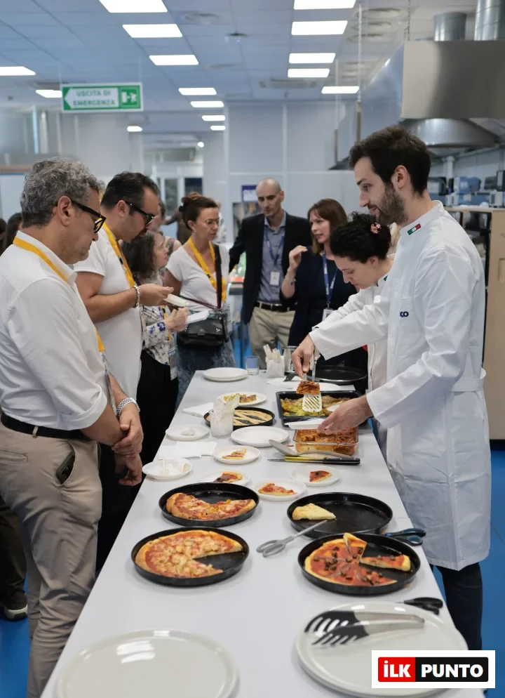 Cassinetta'daki Food Tech Lab'i ziyareti sırasında, gıda bilimcileri ve mühendislerin, ileri mutfak teknolojileriyle hazırladığı ve profesyonel mutfak performansını evlere taşıyan yemekleri beyaz önlüklü bir uzman misafirlere servis ediyor.