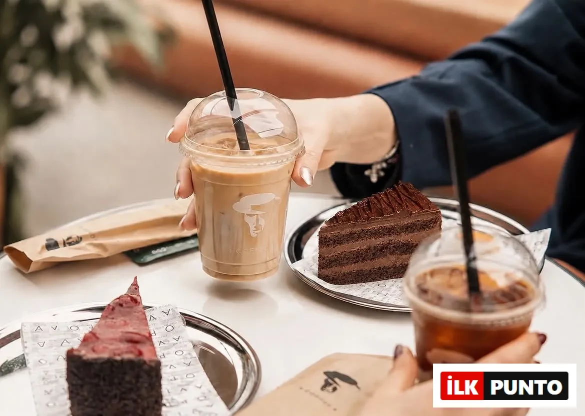 Orta yaşlarda, koyu renk saçlı, profesyonel bir duruş sergileyen, açık mavi gömlek ve koyu kravat takmış bir adamın, flu bir arka plan önünde, kameraya ciddi ve kendinden emin bir ifadeyle baktığı bu yakın çekim portre, modern iş dünyasının yüzünü yansıtan güçlü bir imaj sunuyor.