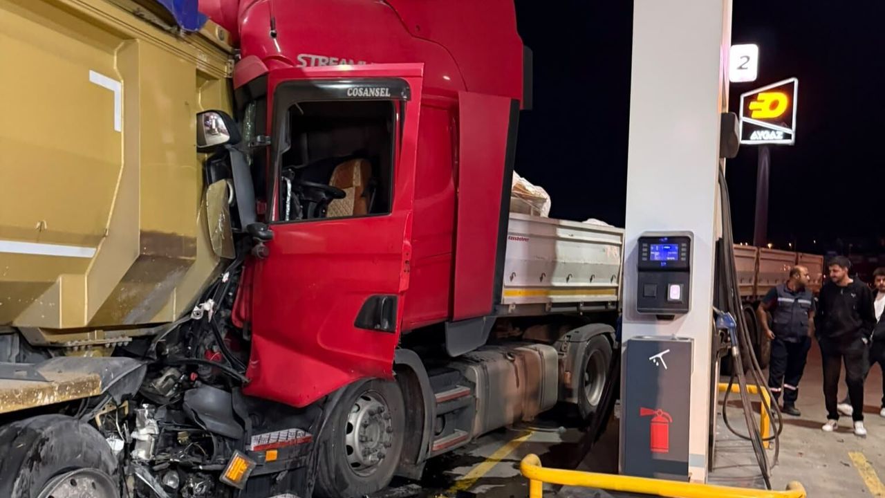 Sakarya’da TIR Polis Aracına Ve Kamyona Çarptı! Polisler Son Anda Kurtuldu