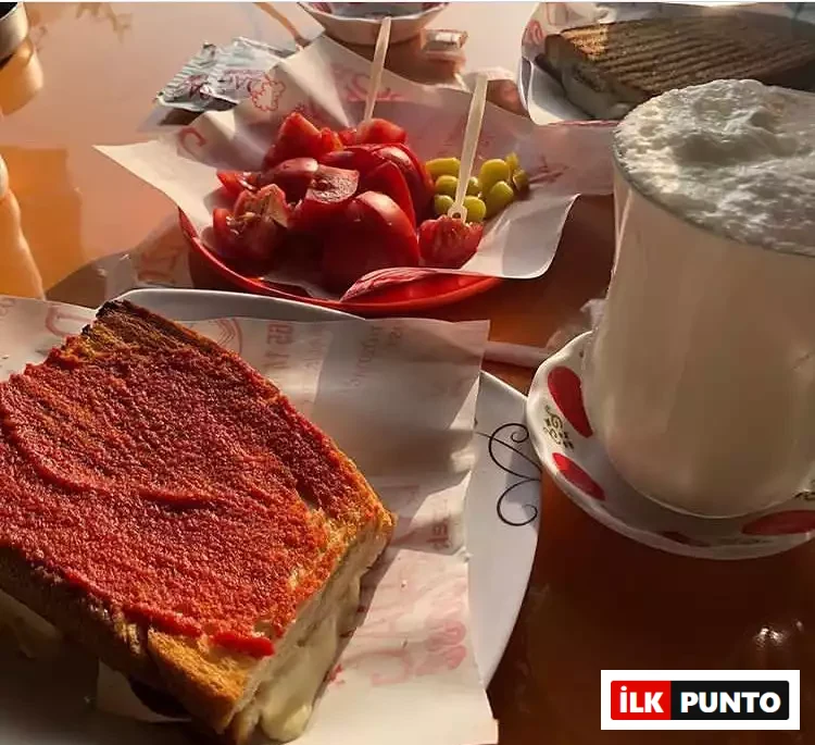 İlk Punto, Salvatore Cannetiello – Şeflerin Lezzet Rotaları: Şefin favori yol üstü durağı Düzdağ Tost'ta hazırlanan, üzeri salçalı ve arası bol erimiş peynirli meşhur Susurluk tostu. Yanında köpüklü ayran, dilimlenmiş domates ve biber turşusu eşliğinde ahşap masada iştah açıcı şekilde sunuluyor.