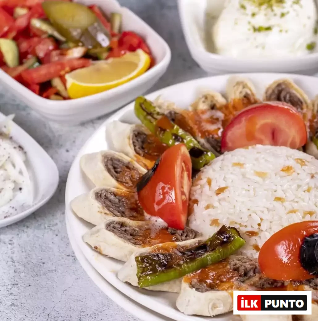 İlk Punto: Salvatore Cannetiello – Şeflerin Lezzet Rotaları. Şefin vazgeçilmez lezzet durağı İntiba Döner'i temsil eden tabak: Lavaşa sarılıp dilimlenmiş domates soslu et dönerler, ortasında pilav, közlenmiş biber ve domatesle sunuluyor. Arka planda taze çoban salata ve yoğurt yer alıyor.
