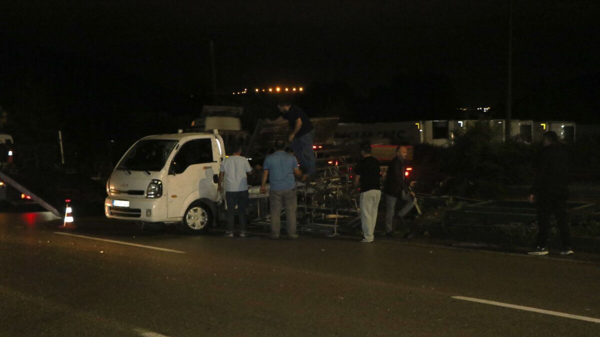 Samsun Atakum’da Otomobil Kamyonete Çarptı! 4 Kişi Yaralandı