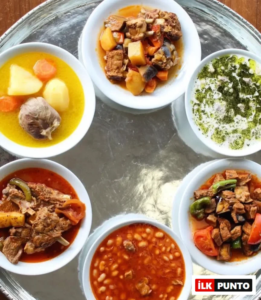 Gümüş bir tepsi üzerinde dairesel olarak dizilmiş altı beyaz kasede; sarımsaklı ve patatesli et çorbası, naneli yoğurtlu meze, zengin soslu kuru fasulye, patlıcanlı ve biberli et güveçleri gibi Gaziantep lokantasına özgü çeşitli geleneksel Türk yemekleri sunuluyor.