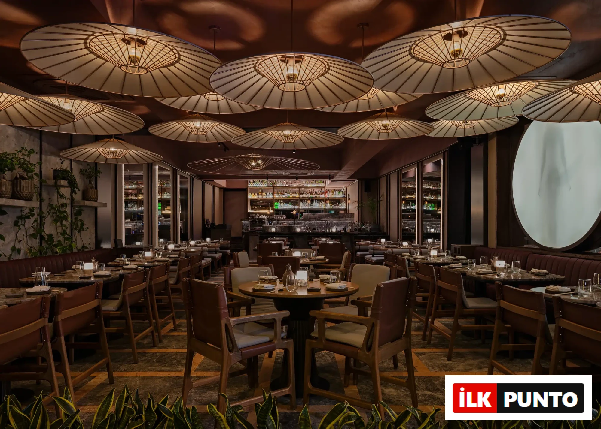 Tavandan sarkan büyük, şemsiye tarzı aydınlatmaların loş bir ışık yaydığı, ahşap masaları ve deri sandalyeleriyle modern Uzak Doğu çizgilerini taşıyan bu şık restoran, İstanbul'un önde gelen sushi mekanlarından birinin davetkar içini yansıtıyor.