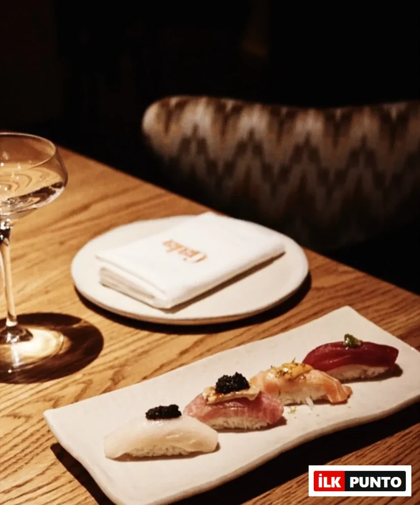 Loş ışıklı bir restoran ortamında ahşap masa üzerindeki dikdörtgen tabakta, havyar ve çeşitli lüks garnitürlerle hazırlanmış dört adet nigiri suşi göz alırken, arkada markanın adı olan Gala yazılı katlanmış bir peçete ve kadeh zarif bir ambiyans sunuyor.