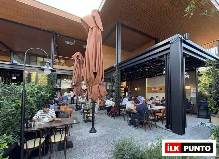 İlk Punto Terminal Kadıköy Rehberi: Lezzet, Alışveriş ve Eğlence Durakları. Terminal'in popüler lezzet duraklarından Hebun Çorba Evi'nin ahşap tavanlı, yeşilliklerle çevrili açık oturma alanında yemek yiyen misafirler, alanın dinamik sokak kültürünü ve sosyalleşme ruhunu yansıtıyor.