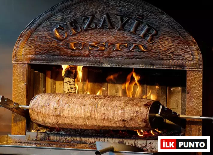 İlk Punto - Terminal Kadıköy Rehberi: Lezzet, Alışveriş ve Eğlence Durakları. Terminal'in gastronomi duraklarından Dönerci Cezayir Usta'nın kabartma yazılı bakır fırınında, harlı odun ateşi üzerinde yatay şişte nar gibi kızararak pişen geleneksel yatık döner.
