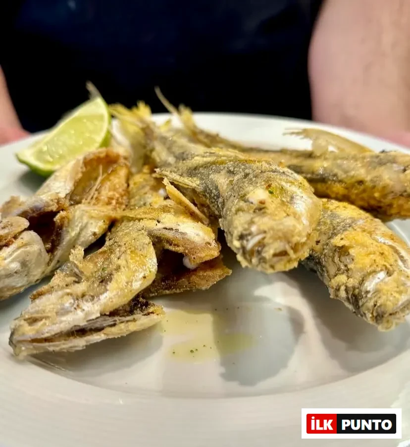 Beyaz bir tabakta, altın sarısı renginde çıtır çıtır kızarmış, yanında taze bir dilim limonla servis edilen bu lezzetli küçük balıklar, Zeme Selanik'in yöresel mutfağından esintiler sunarak damaklarda unutulmaz bir Selanik ziyafeti vaat ediyor.