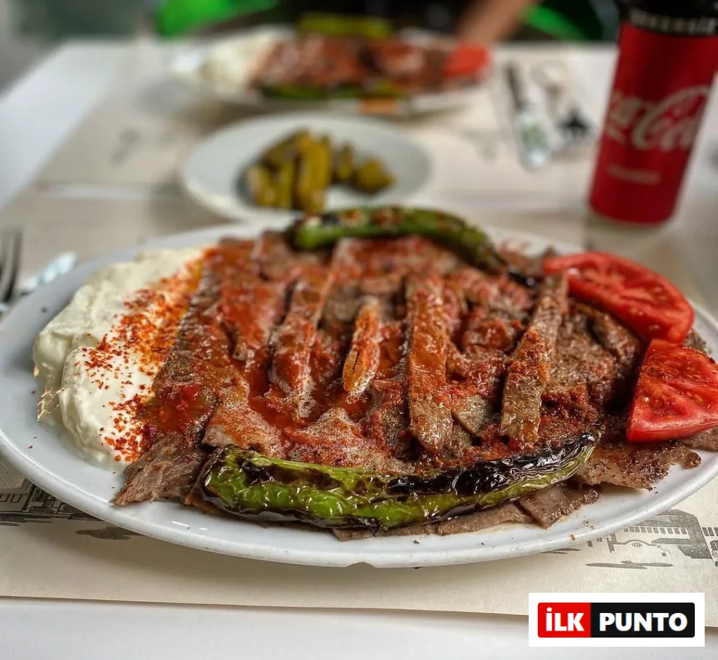 Bursa Uludağ Kebapçısı Cemal ve Cemil Usta: yol üstü lezzet duraklarının en ünlülerinden. İskender kebap yoğurt, tereyağı ve közlenmiş sebzelerle servis ediliyor.