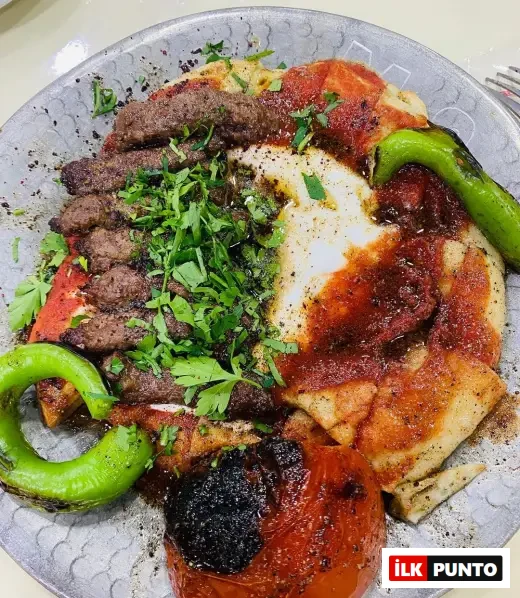 Manisa Manisaspor Kebapçısı: yol üstü kebap duraklarının en ünlülerinden biri. Yoğurtlu ve soslu geleneksel Manisa kebabı közlenmiş sebzelerle servis ediliyor.