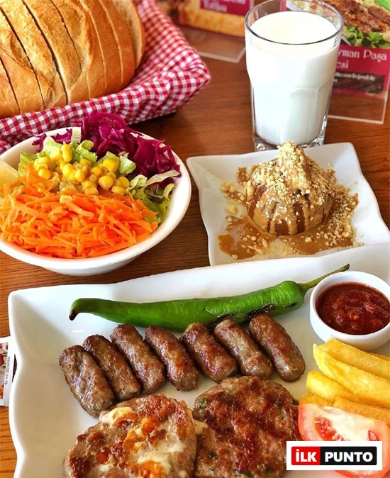 Tekirdağ Özcanlar Köfte: yol üstü lezzet duraklarının en bilinen adreslerinden biri. Izgara köfte, közlenmiş biber, salata ve ayran eşliğinde servis edilen Tekirdağ köftesi.
