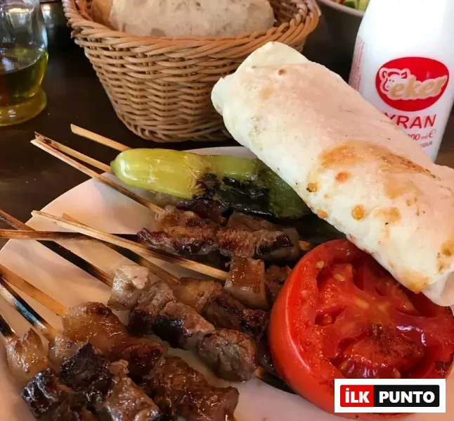 İzmir Selçuk Petek Çöp Şiş: yol üstü lezzet duraklarının en ünlülerinden. Çöp şiş, domates, biber ve lavaşla birlikte servis edilen geleneksel Ege lezzeti.
