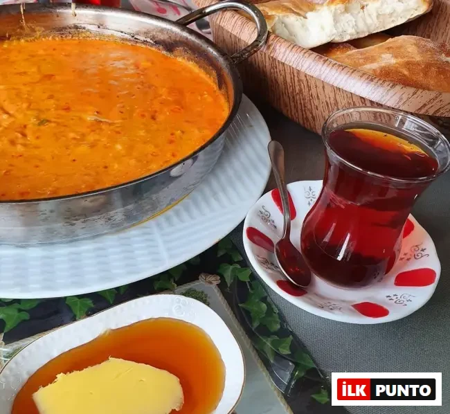 Samsun Mutlu Melemen: yol üstü menemen ve kahvaltı duraklarının popüler adresi. Menemen, çay ve peynir tabağı ile zengin kahvaltı sofrası.