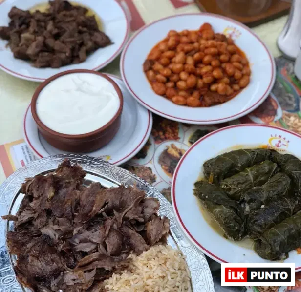 Rize Liman Lokantası: yol üstü Karadeniz mutfağı duraklarının klasik adresi. Kuzu kavurma, kuru fasulye, sarma ve pilav tabakları geleneksel sofrada.