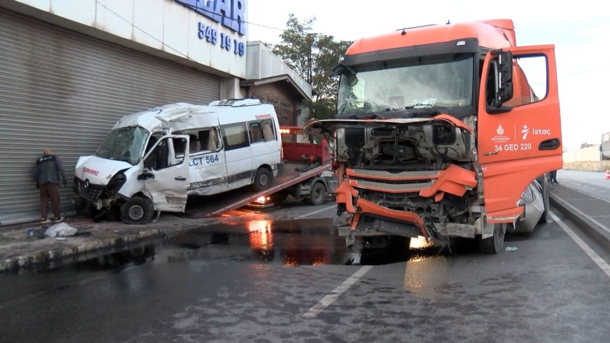 Ümraniye’de Servis Minibüsü Atık Kamyonuyla Çarpıştı! 2 Kişi Yaralandı