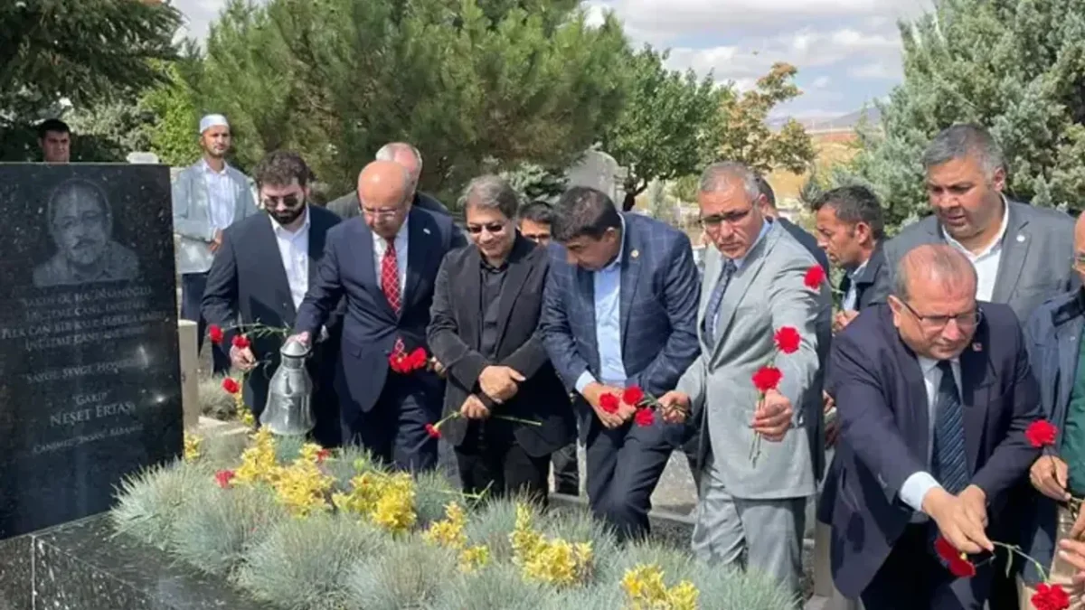 Neşet Ertaş, mezarı başında anıldı